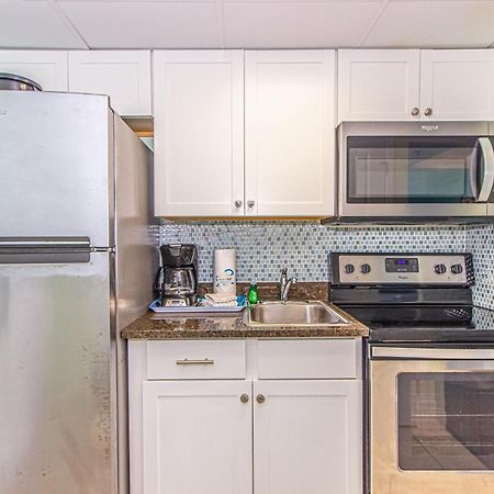 Oversized Ocean View Queen Suite With Beautiful Fireplace And Accents - Sleeps 4 Guests! Миртъл Бийч Стая снимка