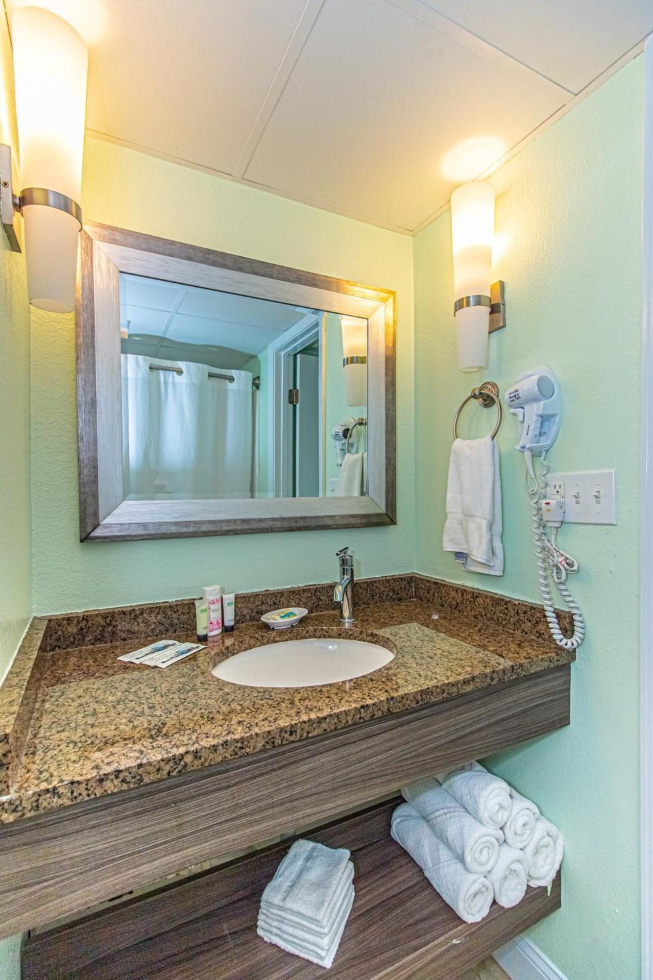 Oversized Ocean View Queen Suite With Beautiful Fireplace And Accents - Sleeps 4 Guests! Миртъл Бийч Стая снимка
